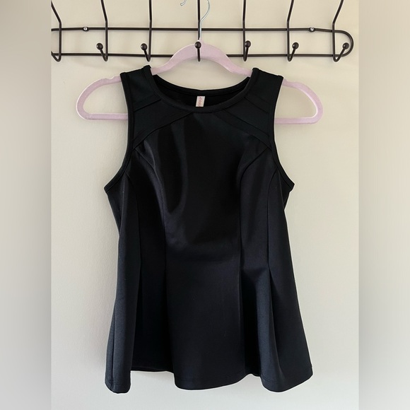 Peplum top 🖤 - Picture 1 of 3